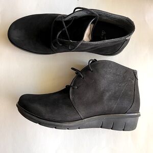 Dansko Joy suede lace up ankle boot 40